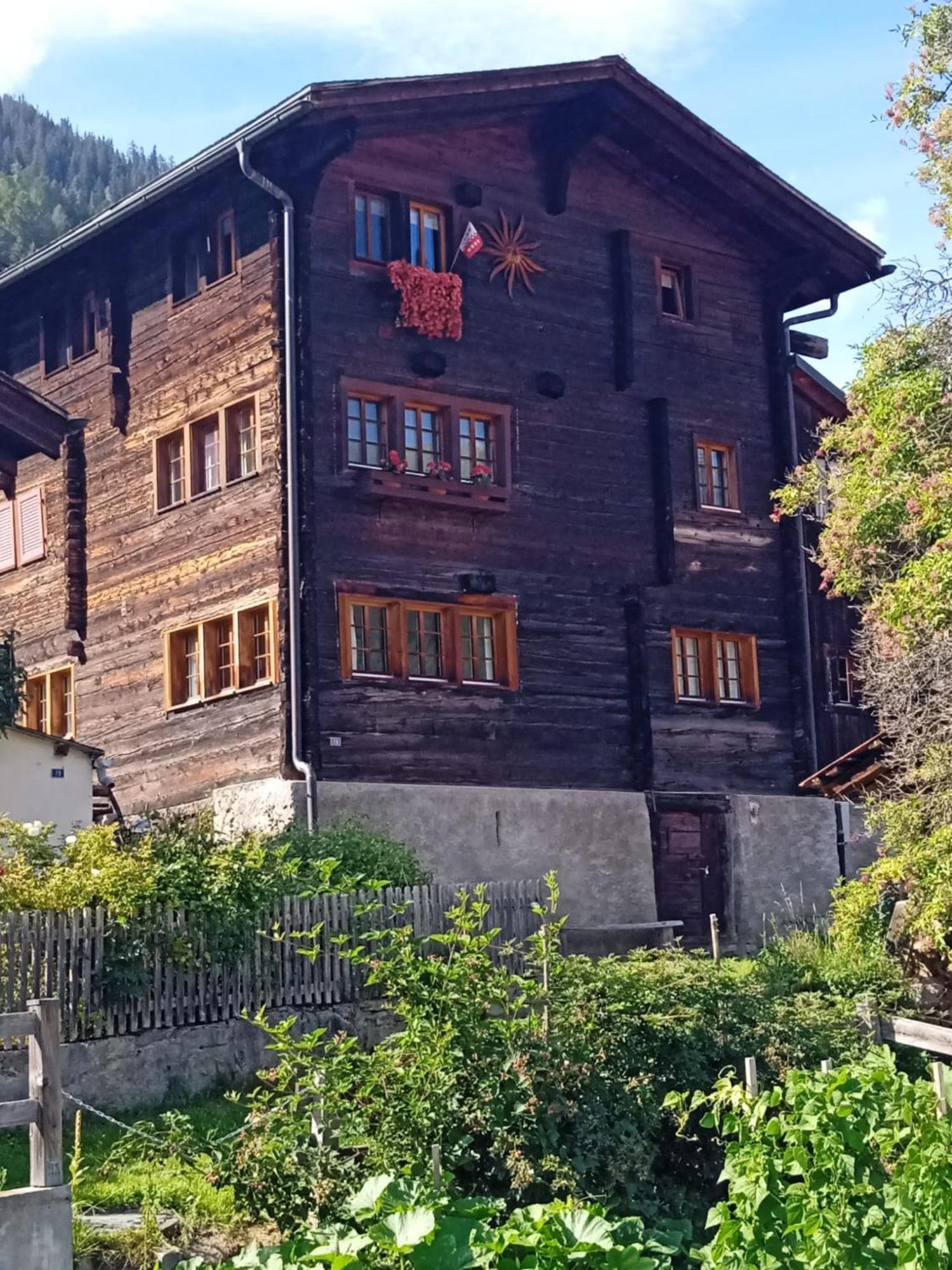 Heimeliges Walliserhaus Fiesch Eksteriør billede