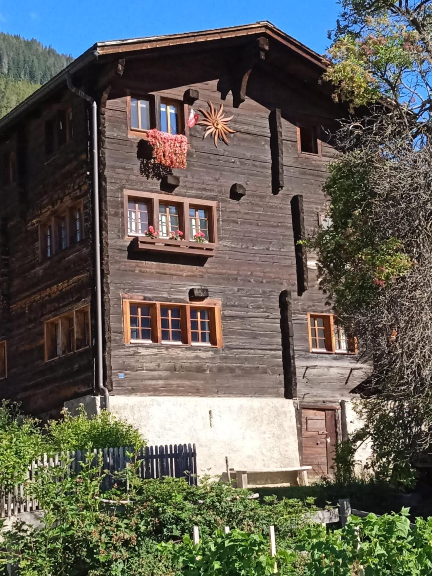 Heimeliges Walliserhaus Fiesch Eksteriør billede